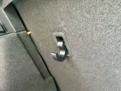 Háček do kufru na kotvu pro autosedačku